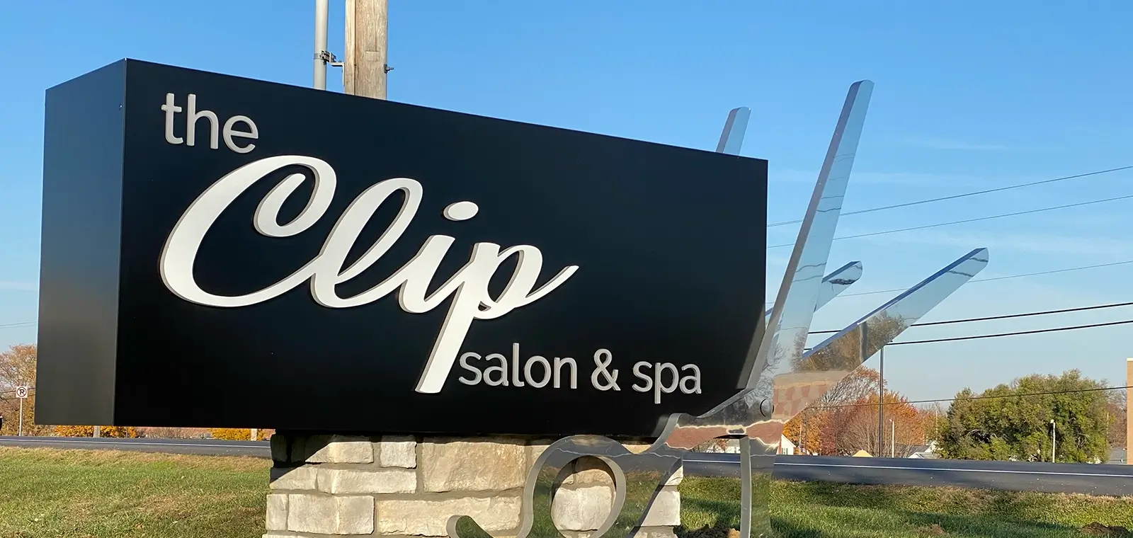 A photo of a monument sign for Clip Salon and Spa.